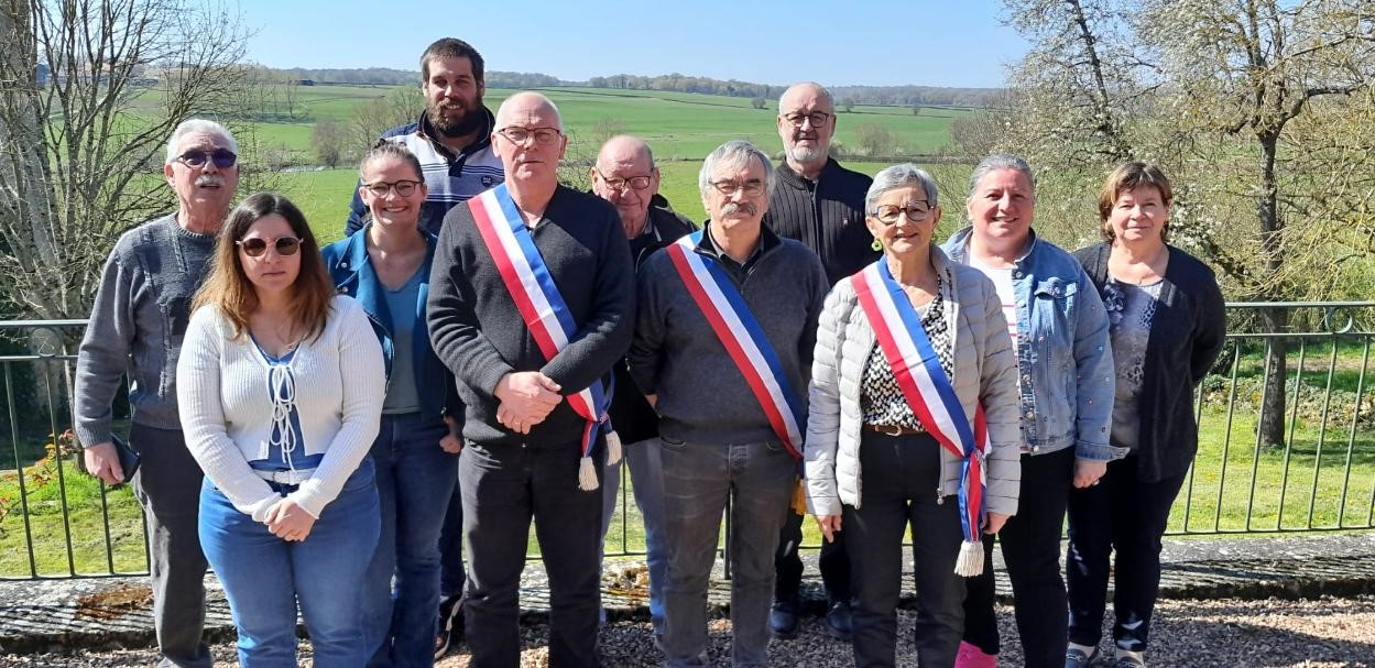 Daniel Maillault, nouveau maire, entouré de son équipe.