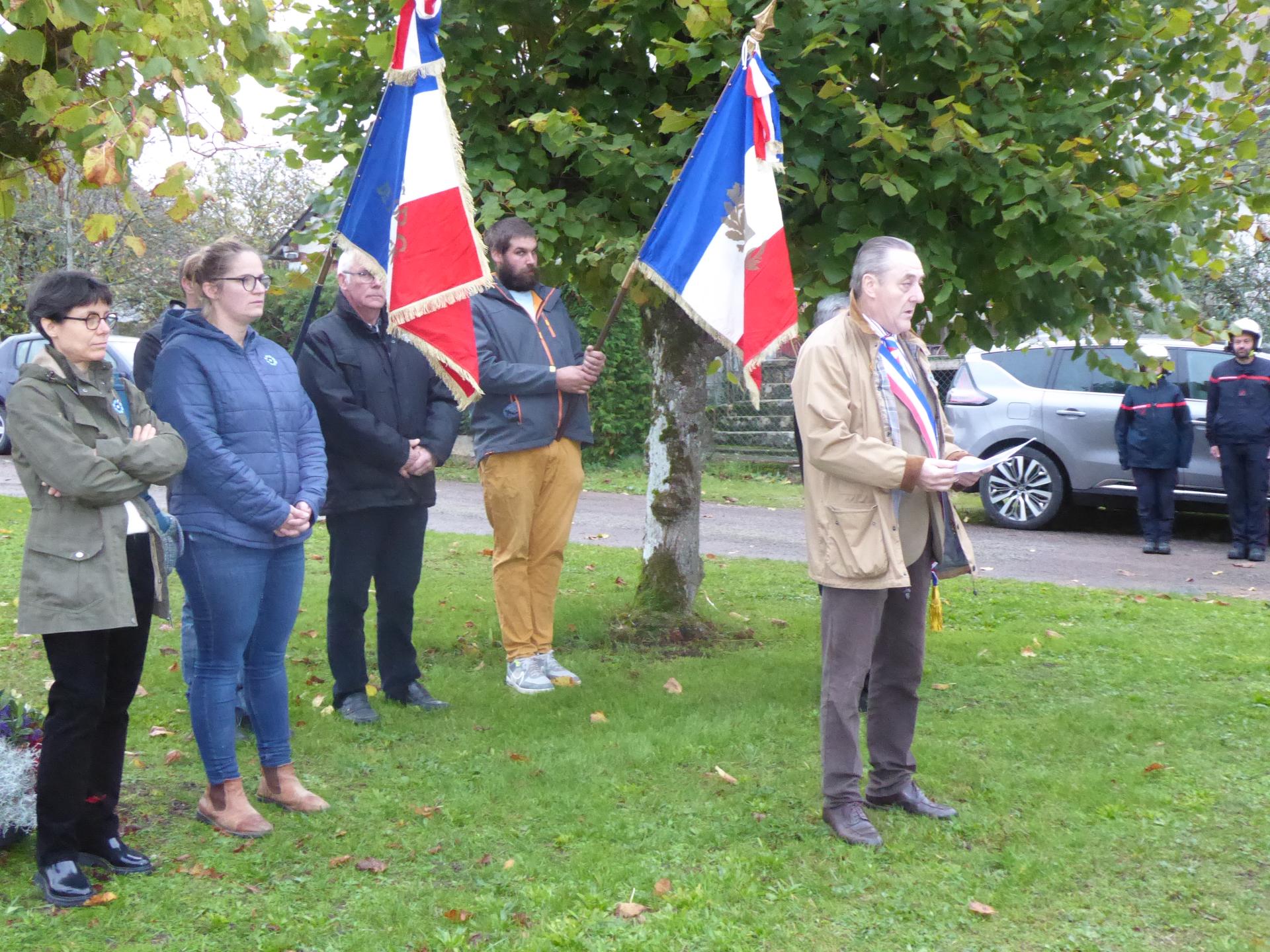 Le Maire et les porte-drapeaux